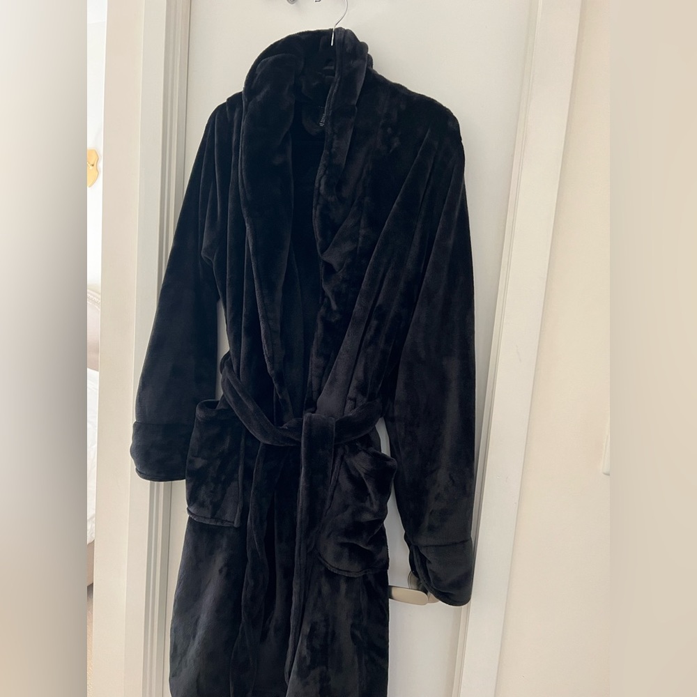 TAHARI women’s robe.